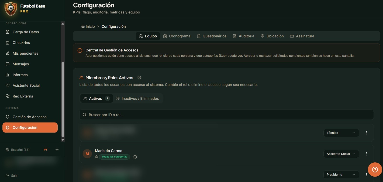 Pantalla de Configuración, pestaña Equipo: miembros con el rol y las categorías de cada persona